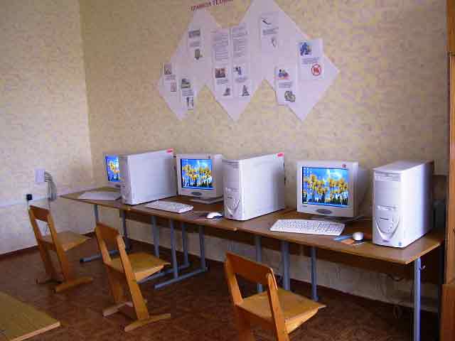 Информационное пространство школы объединяют 7 персональных компьютеров, из них 1 имеет прямой доступ к сети Интернет.